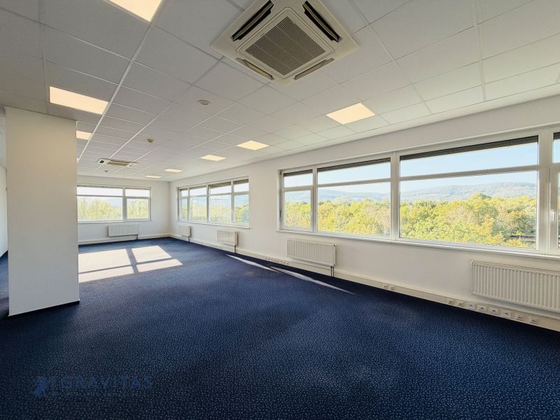 Kancelária_91m2_s_výhľadom_na_Bratislavský_hrad_a_Kamzík_a Malé_Karpaty