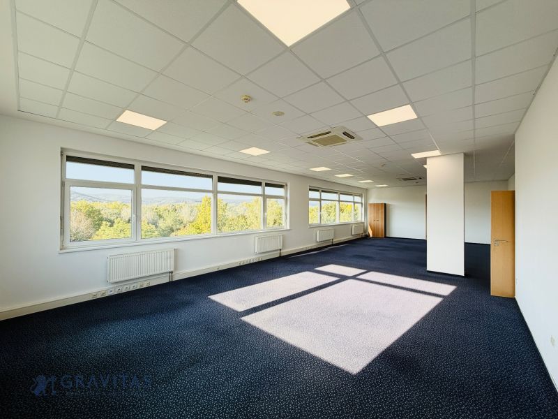 Kancelária_91m2_s_výhľadom_na_Bratislavský_hrad_a_Kamzík_a Malé_Karpaty
